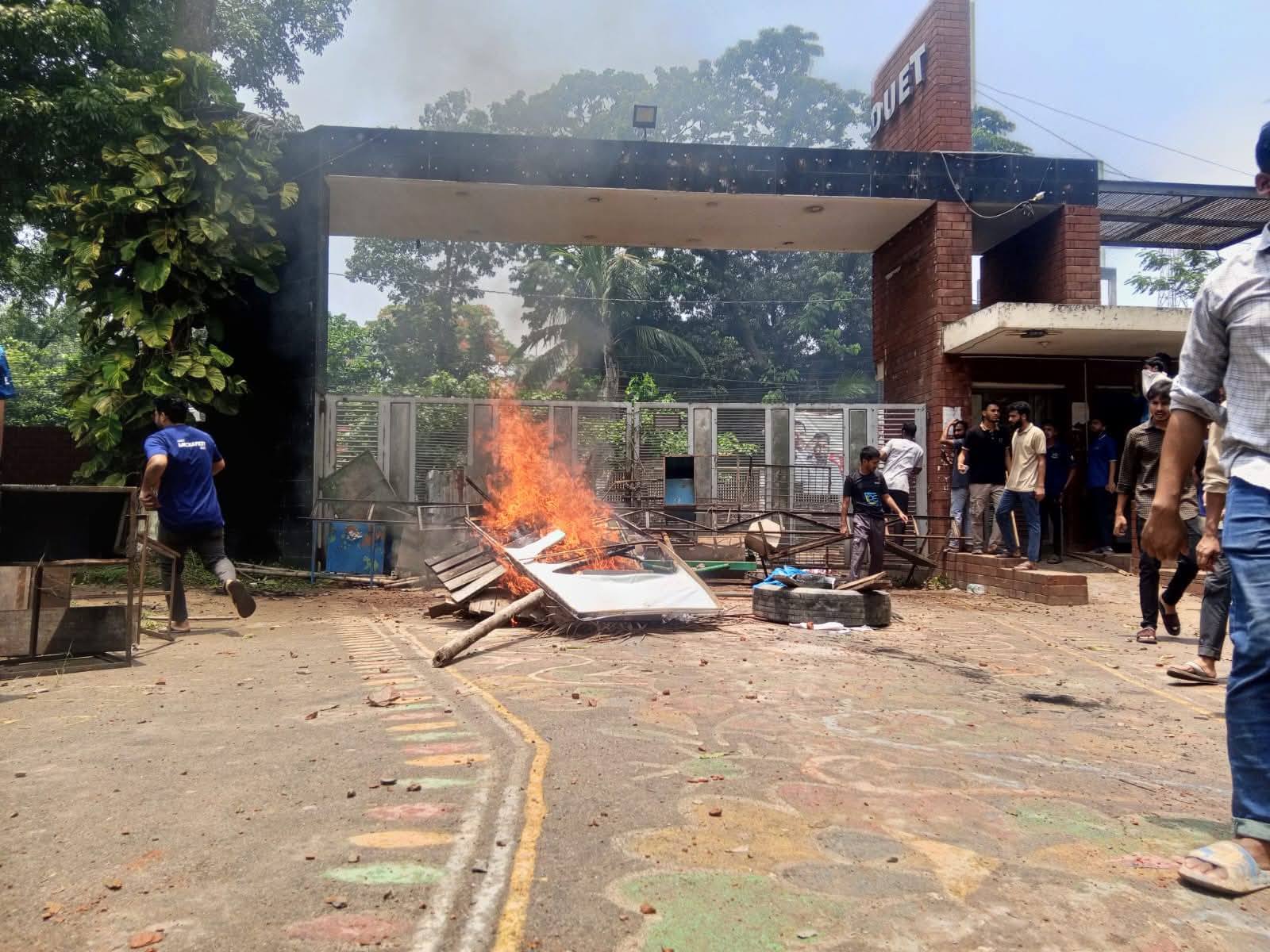 ডুয়েটে নতুন ভিসির দায়িত্ব গ্রহণ ঘিরে দফায় দফায় সংঘর্ষ